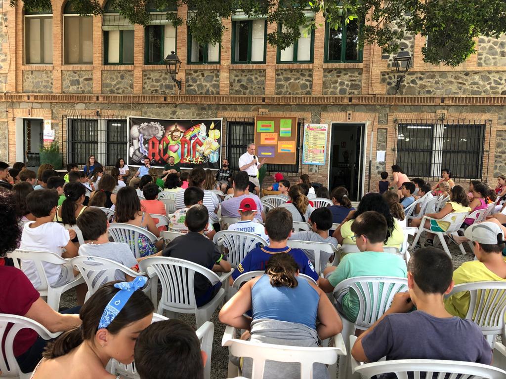 El Obispo de Málaga, D. Jesús Catalá, en su visita a los campamentos parroquiales diocesanos en Trayamar