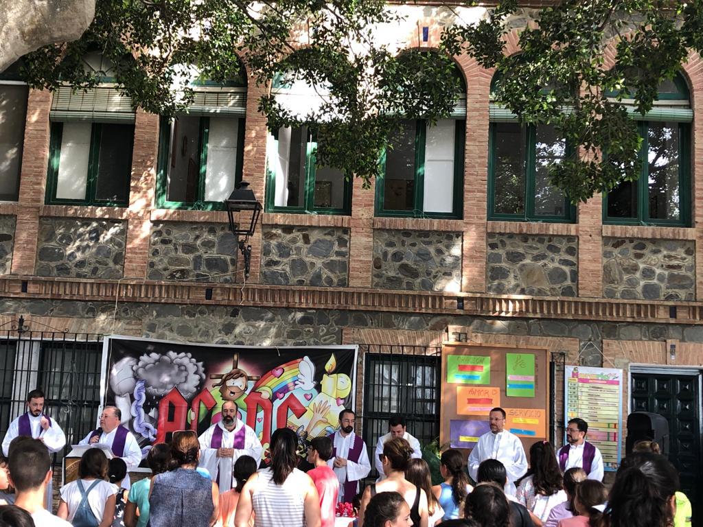 El Obispo de Málaga, D. Jesús Catalá, en su visita a los campamentos parroquiales diocesanos en Trayamar