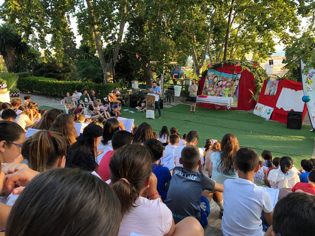 El Obispo de Málaga, D. Jesús Catalá, en su visita a los campamentos parroquiales diocesanos en Trayamar