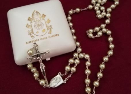 Rosario enviado por el Papa para la Virgen del Carmen de Palma Palmilla