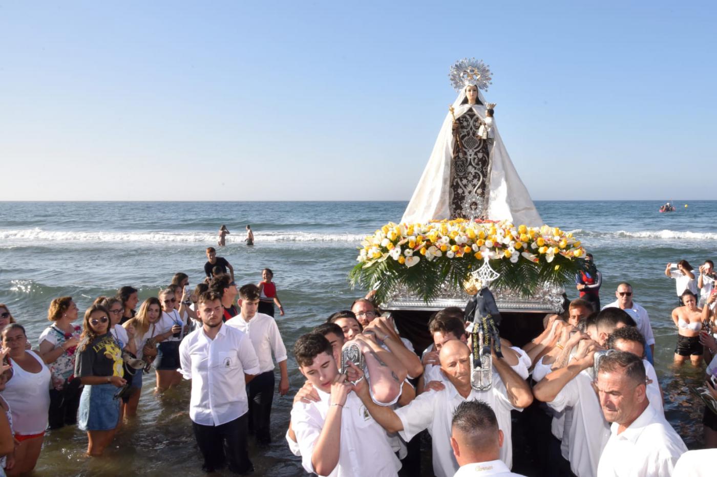 La Virgen del Carmen bendice las aguas de Marbella