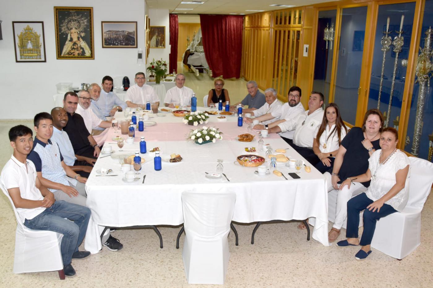 Desayuno del Obispo, D. Jesús Catalá, con el arcipreste, los sacerdotes de Marbella-Estepona y miembros de la Junta de Gobierno de la Hermandad del Carmen de Marbella