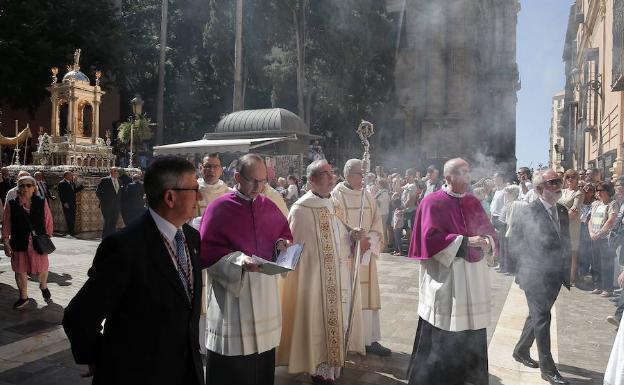 ¿Sabías que la capa pluvial es de uso exclusivo del sacerdote o del obispo?