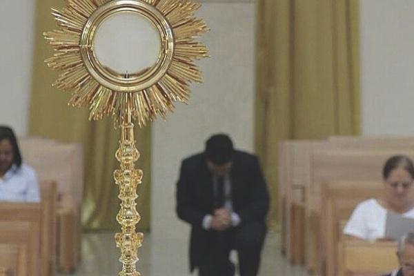 ¿Sabías que la genuflexión es un signo de adoración reservado al Santísimo y, a veces a la Cruz?