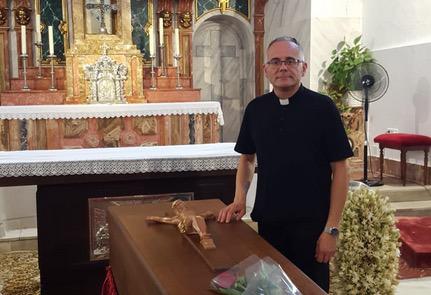 El párroco, Antonio Jesús Carrasco, junto al féretro de José Luis en la capilla ardiente en la parroquia