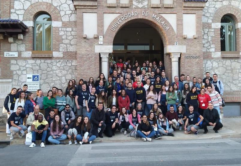Los universitarios celebran a su patrón yendo tras las huellas de la fe