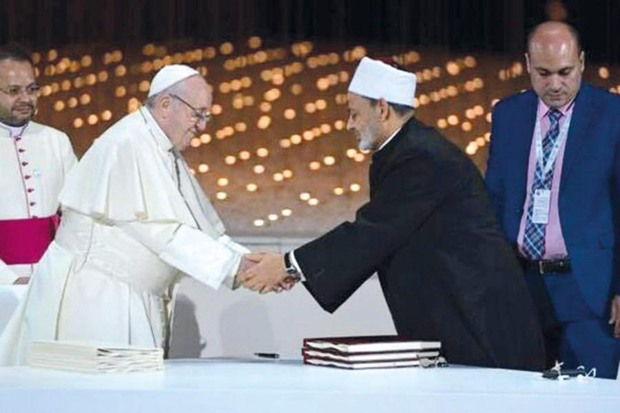 El papa Francisco y el gran imán de la Mezquita de Al-Ahzar, Ah-mad Al-Tayyeb tras la firma del documento de Abu Dabi