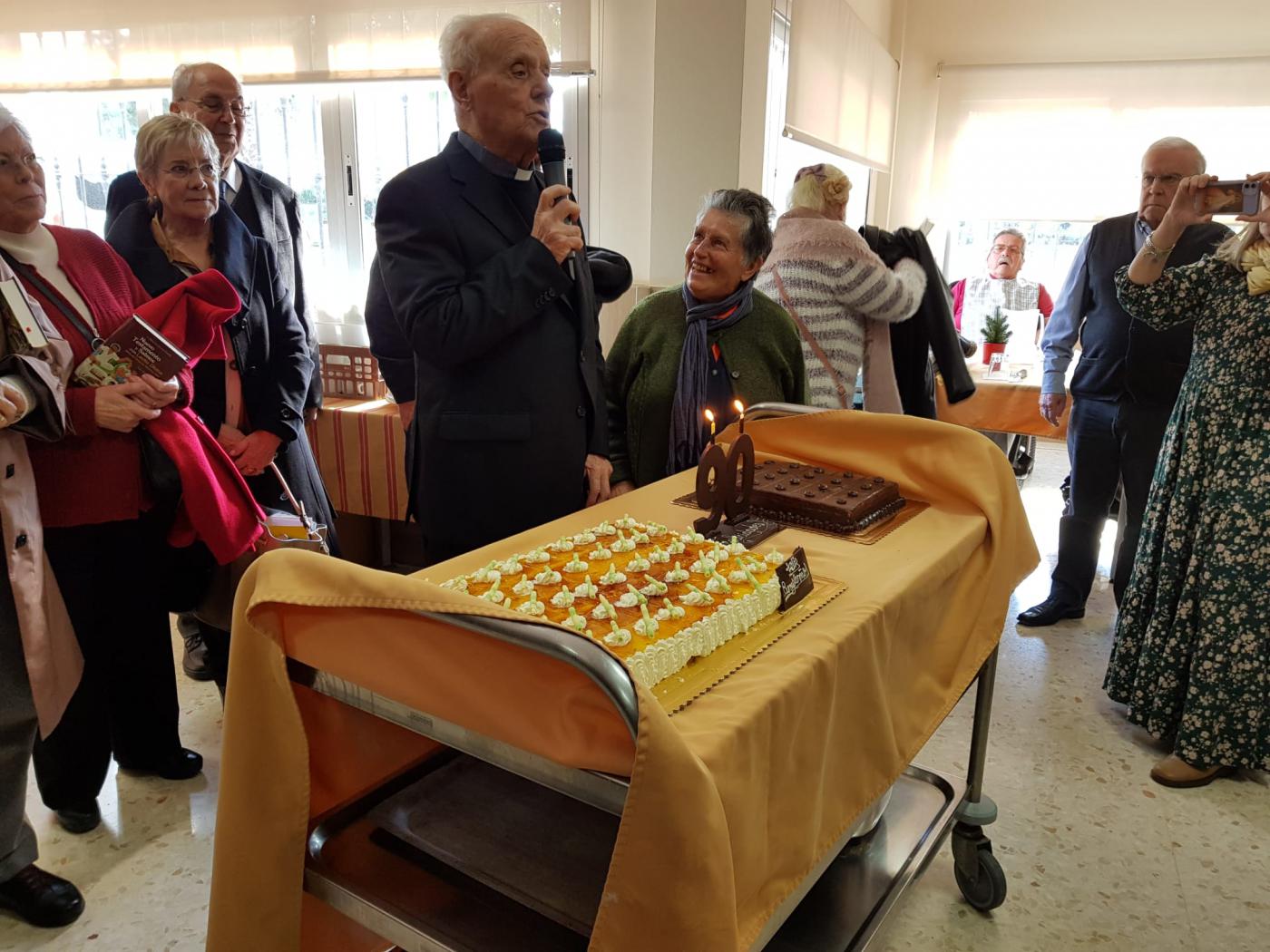 Don Ramón Buxarrais, en compañía de amigos y residentes del Buen Samaritano