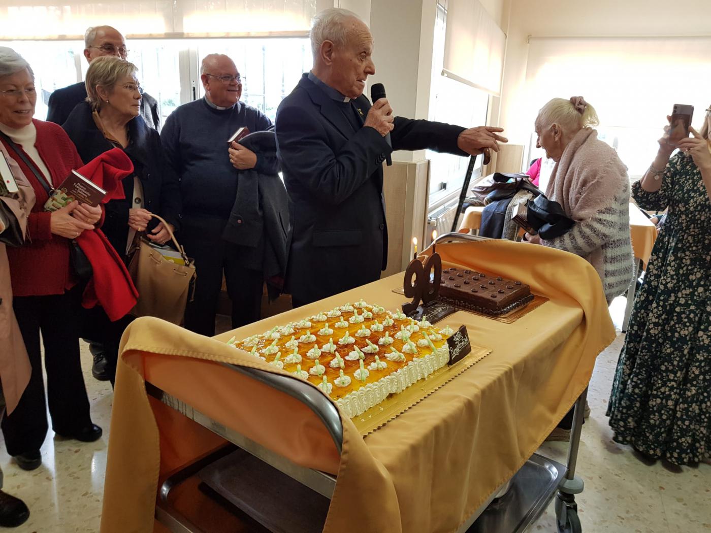 Don Ramón Buxarrais, en compañía de amigos y residentes del Buen Samaritano