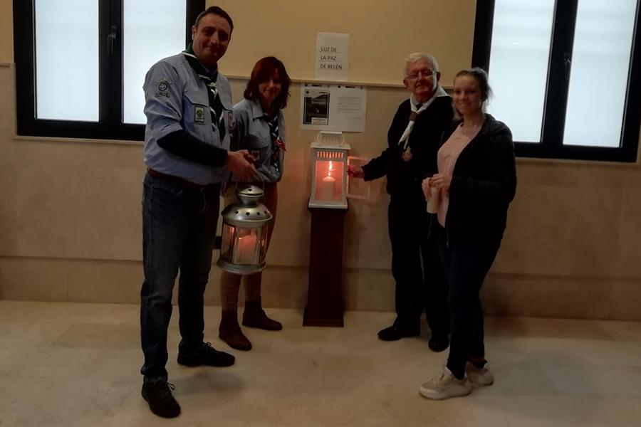 La Luz de la Paz de Belén a su llegada a la Casa Hermandad del Sepulcro