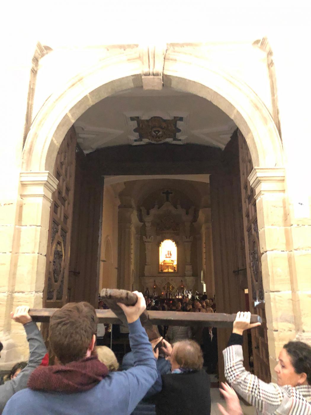 Entrada de la Cruz de Lampedusa a la parroquia del Carmen, en El Perchel // V. FLORES