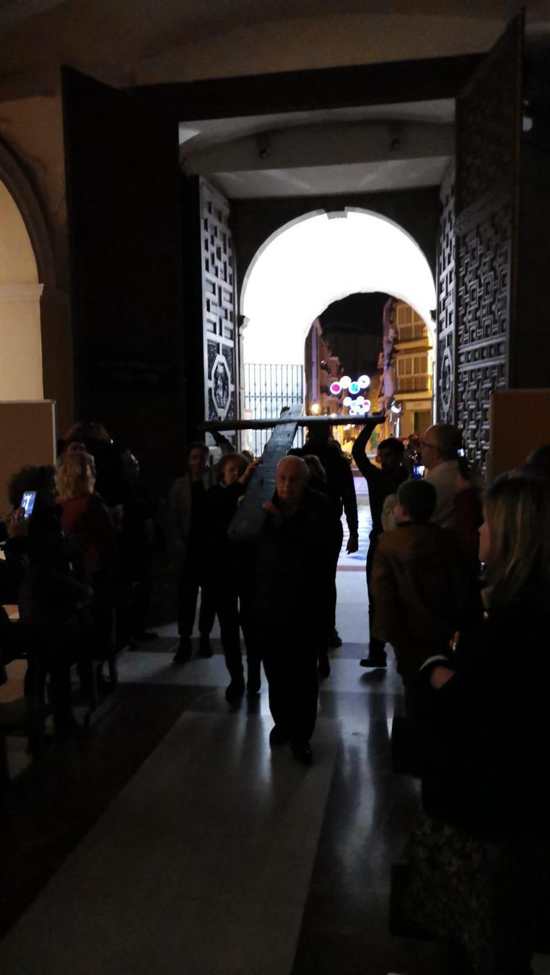 Entrada de la Cruz de Lampedusa a la parroquia del Carmen, en El Perchel // V. FLORES