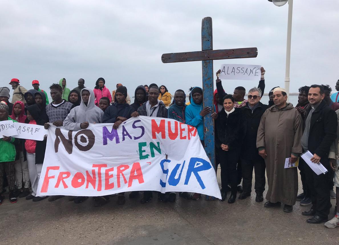 La cruz, en Melilla, con jóvenes migrantes, cerca de la valla