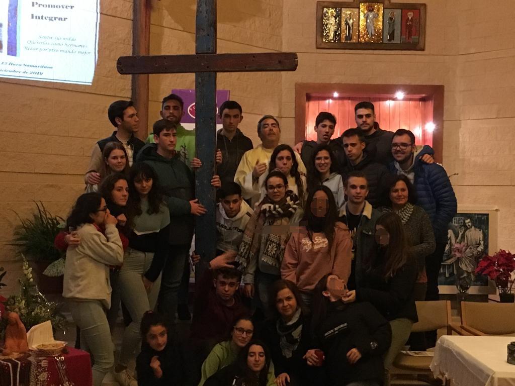 Jóvenes de la parroquia Santa Maria del Mar, con su párroco, junto a la cruz en El Buen Samaritano en Churriana