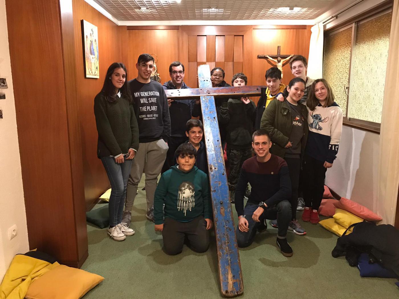 La Pastoral Juvenil del colegio de las Trinitarias, junto a la Cruz de Lampedusa