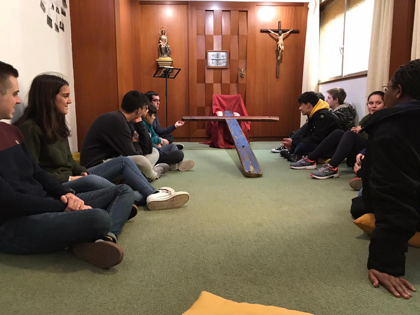 La Pastoral Juvenil del colegio de las Trinitarias, junto a la Cruz de Lampedusa