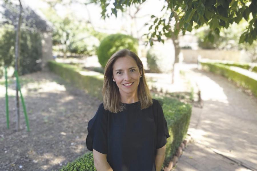 Mª Ángeles Cabrera: «Los emojis transmiten sentimientos de alegría, amor, cariño...»