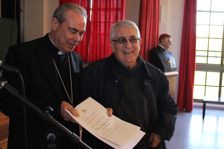 El Obispo entrega a Antonio Aguilera el título de capellán de Su Santidad // D. GUTIERREZ