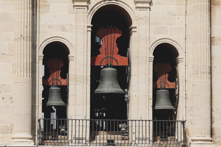 Campanas a la hora del ángelus para invitar a la oración