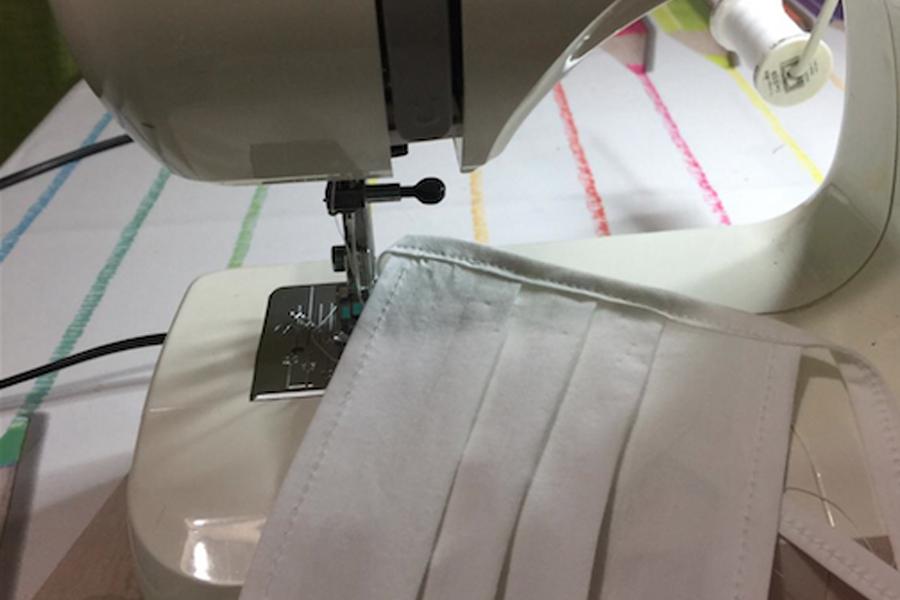 Una de las voluntarias confeccionando las mascarillas