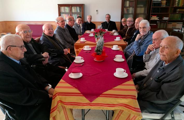 Pedro Luis González, cuarto por la izquierda, en una reciente visita del Obispo a El Buen Samaritano