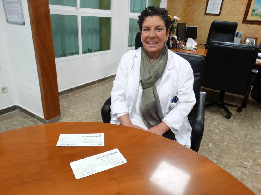 La directora gerente de la Agencia Sanitaria Costa del Sol Luisa Lorenzo en el momento de la entrega