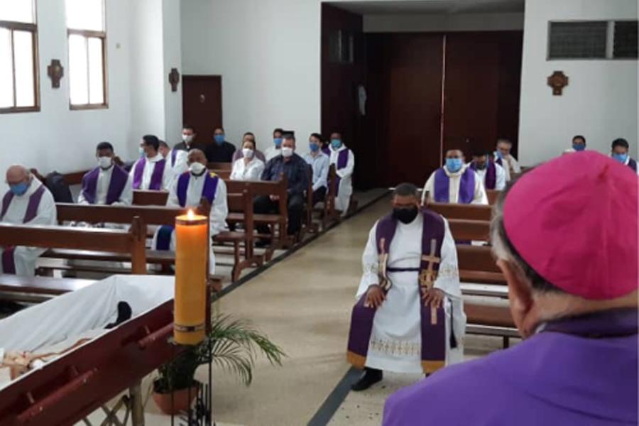 Emotiva despedida del clero de la Arquidiócesis de Ciudad Bolívar al Padre Salvador Gámez