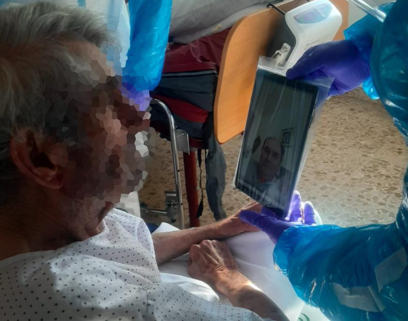 Sacerdotes junto a ancianos con Covid-19