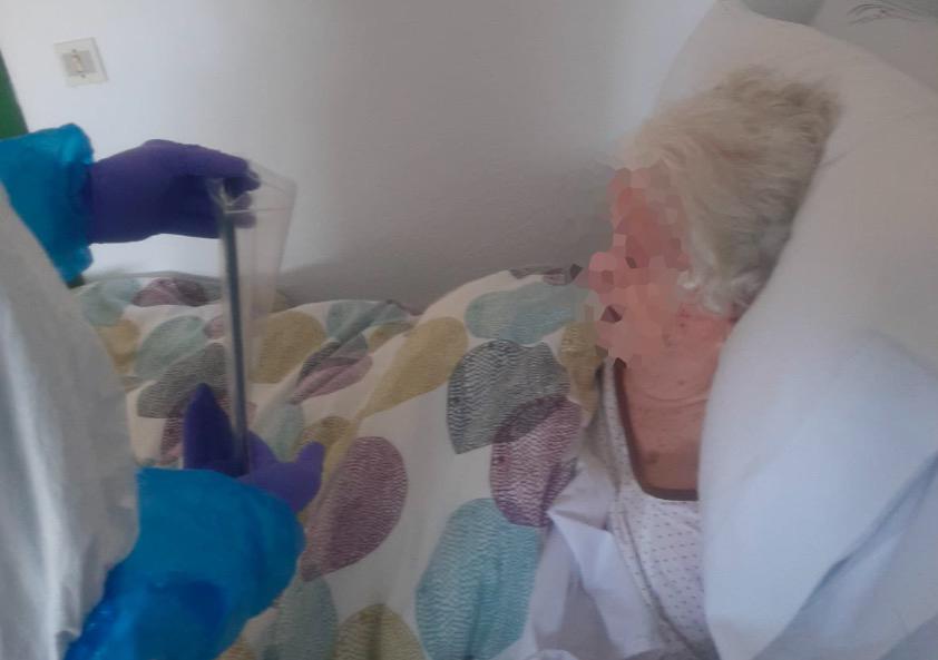 Sacerdotes junto a ancianos con Covid-19