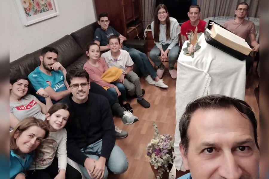 Pequeñas comunidades domésticas y online