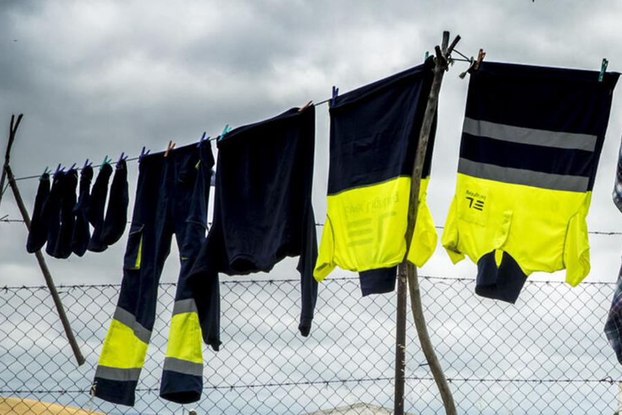 1 de mayo: uniformes tendidos por el trabajo digno