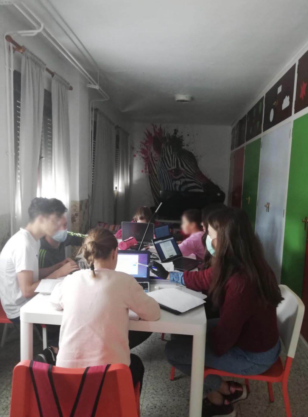 Los niños de este hogar cuentan con espacio para sus estudios, actividades y talleres