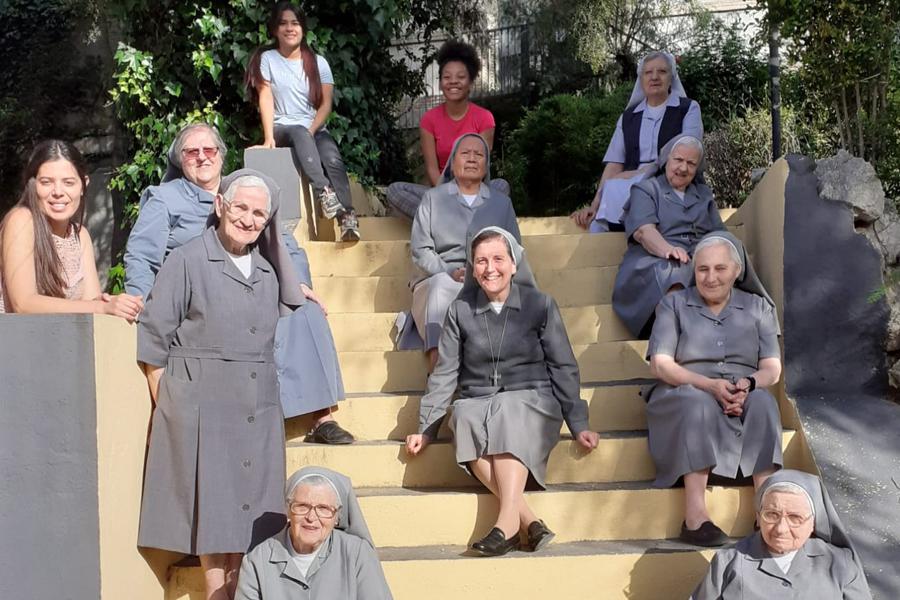 Comunidad de Religiosas de María Inmaculada de Málaga junto a las jóvenes estudiantes de su residencia