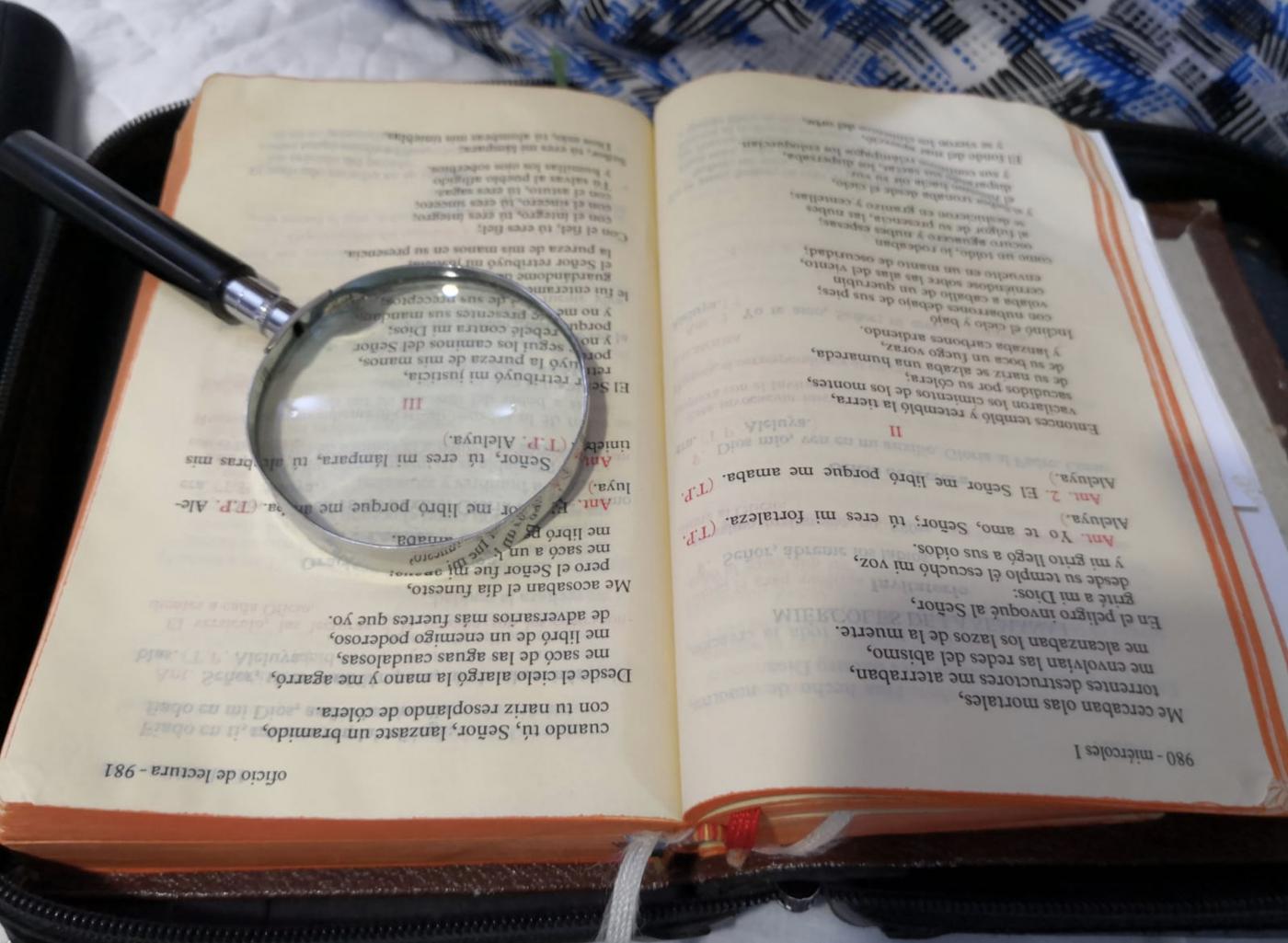 A sus 100 años, Josefina García reza a diario con su breviario y la ayuda de una lupa