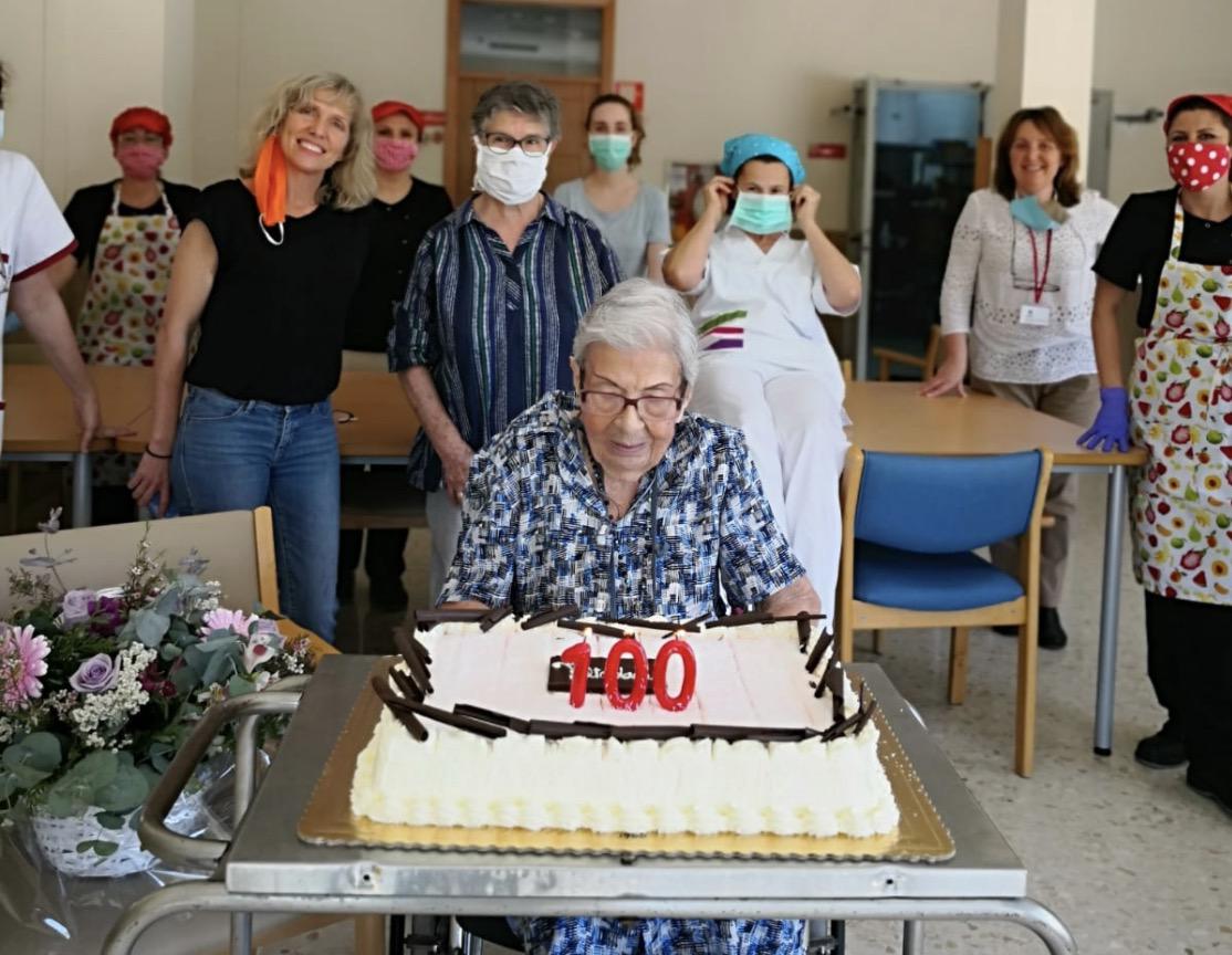 Josefina García celebrando su 100 cumpleaños