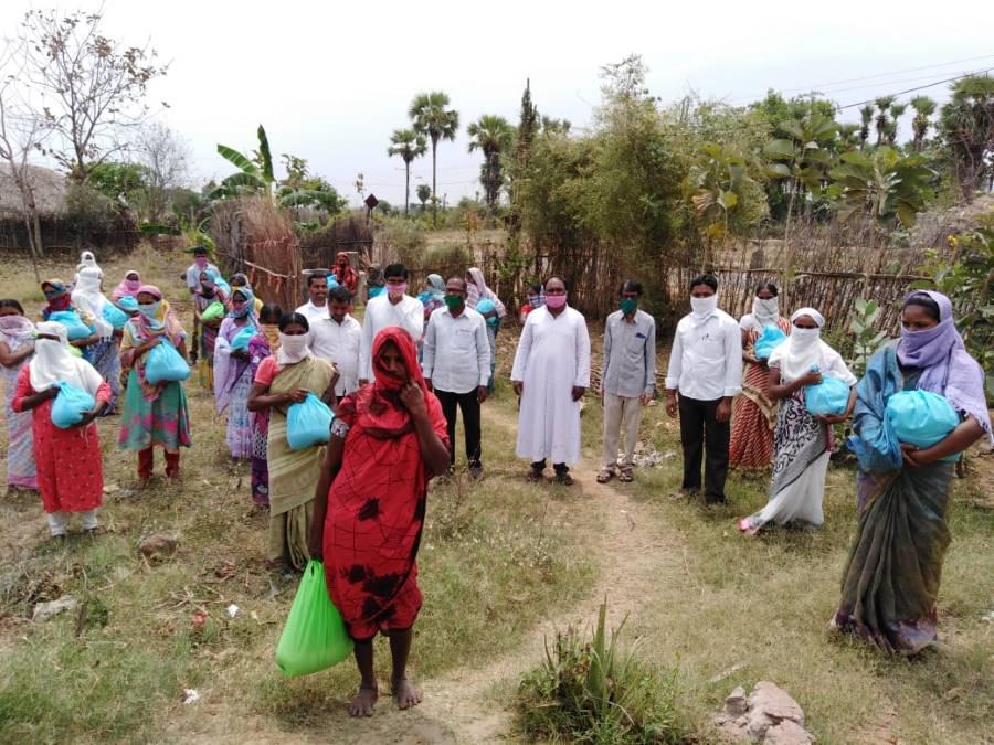 Reparto de alimentos durante la pandemia del coronavirus en la India