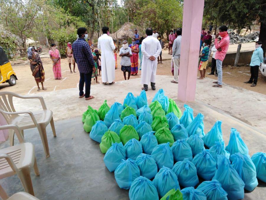 Reparto de alimentos durante la pandemia del coronavirus en la India