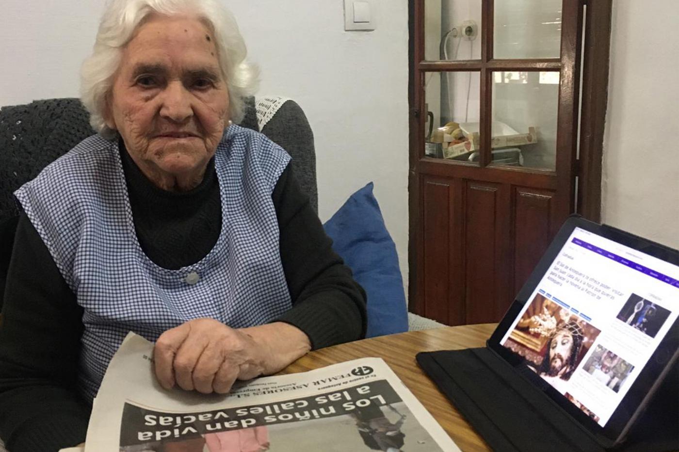 Una mujer de 88 años aprende a utilizar la tablet para rezar