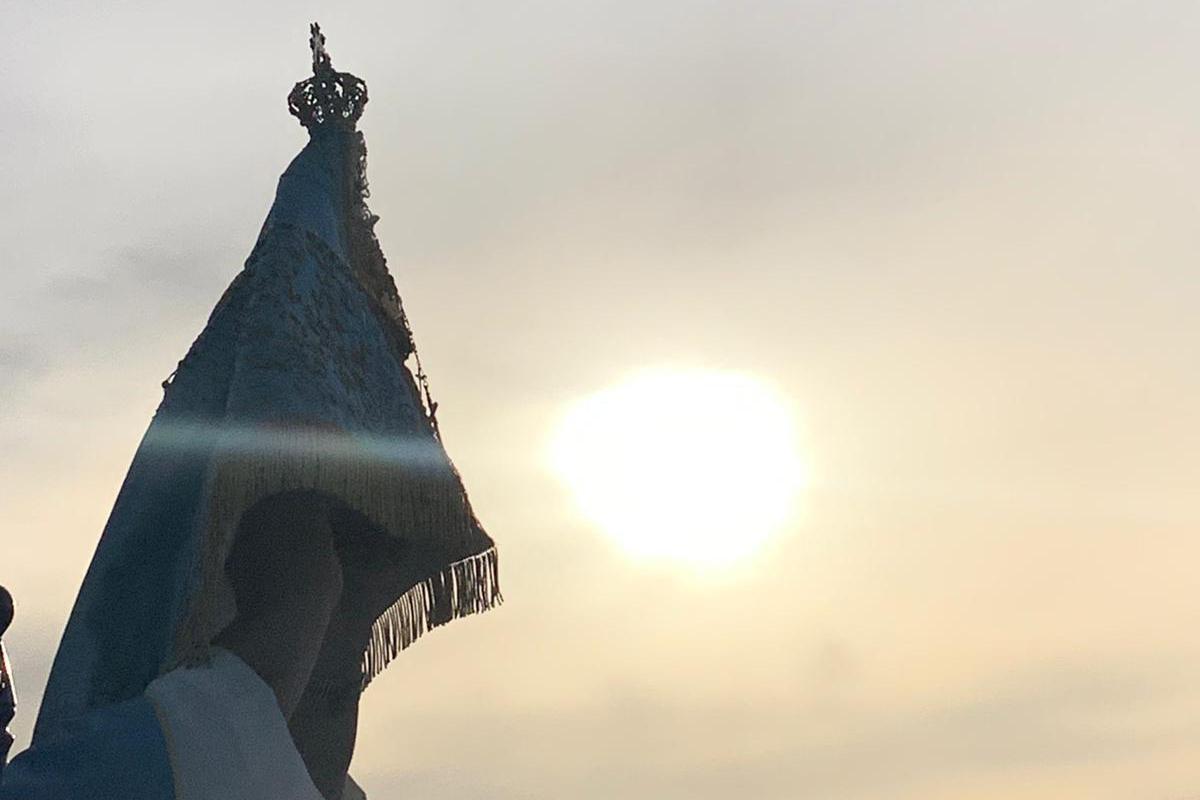 El párroco, José García, bendice el pueblo de Cártama con la imagen de la Virgen de los Remedios