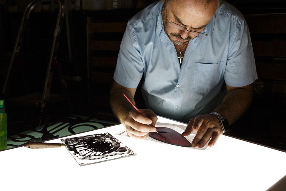 Alberto Cascón trabajando en su taller