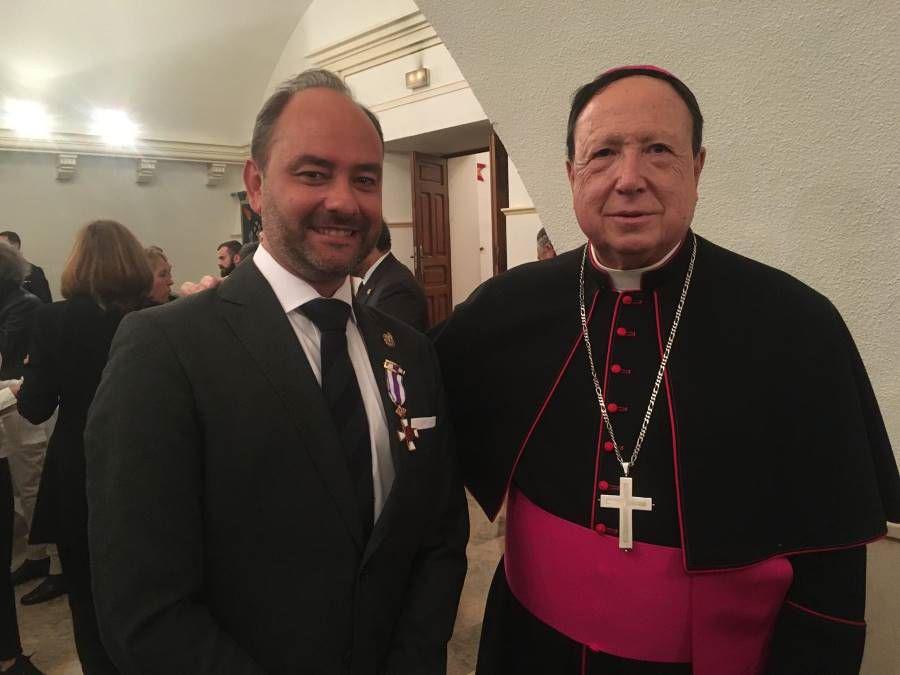 El hermano mayor de Mena, Antonio de la Morena, junto al Arzobispo Castrense Mons. Juan del Río