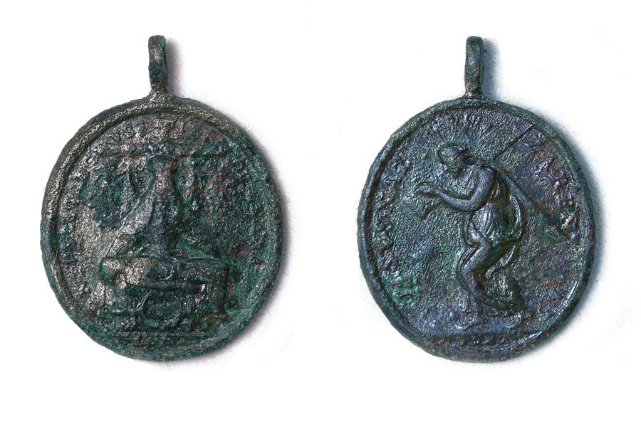 Una medalla de la Virgen, del siglo XVIII, bajo el Sagrario