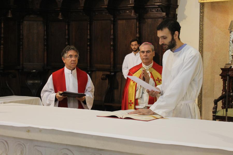 David Roca firma los compromisos previos a la ordenación