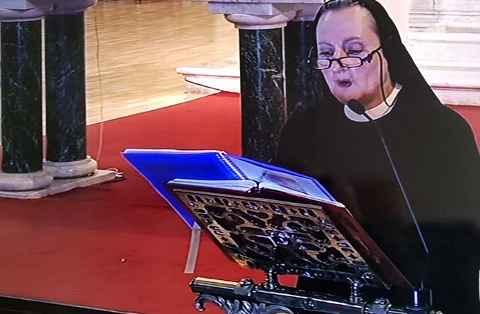 La Madre María Jesús cantando en una Misa retransmitida por Canal Sur TV