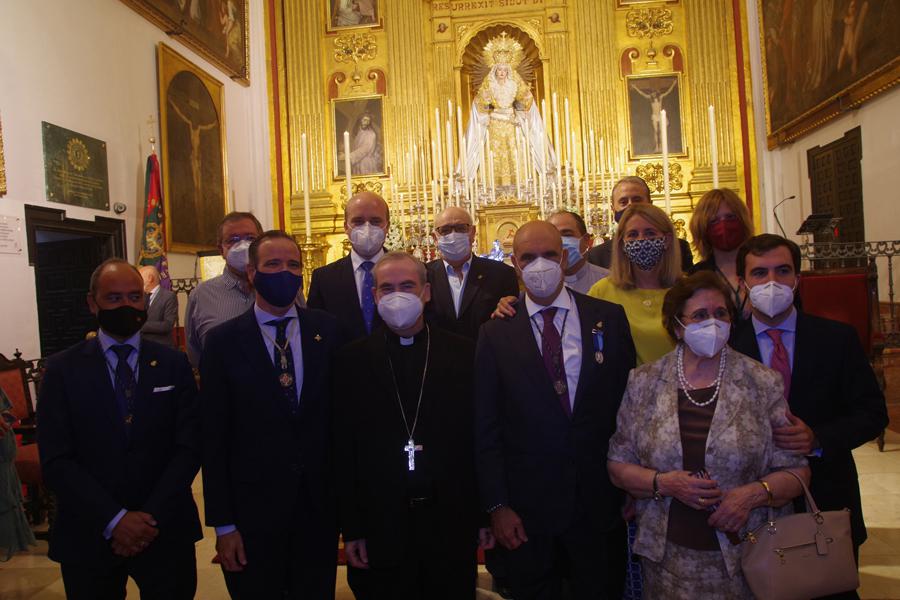 El Sr. Obispo impone la Medalla Pro Ecclesia Malacitana a Manuel Gordillo // E. NIETO