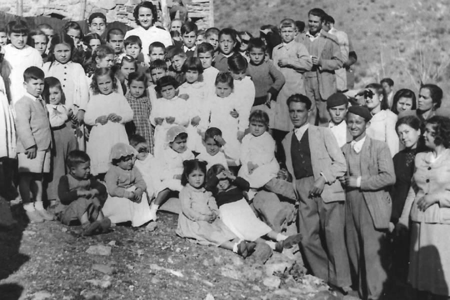 Una de las visitadoras, María Cristina  con un grupo de alumnos y vecinos