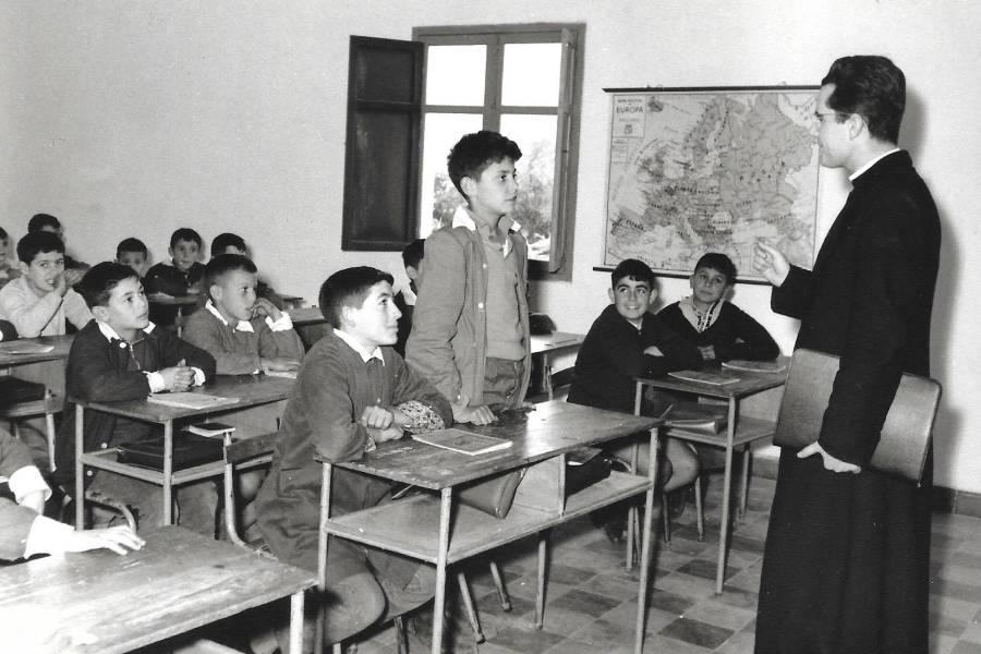 El sacerdote D. Rafael Pineda en visita por alguna escuela. Enero, 1964