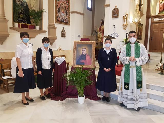 Misioneras Eucarísticas de Nazaret acudieron al acto de bendición del cuadro y las reliquias de San Manuel González recibidas en la parroquia de Algarrobo. En la foto, junto al párroco, Miguel Chacón