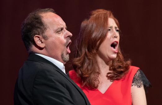 Con su esposa en el Cervantes el 20 de septiembre, en un bis del espectáculo del barítono Antonio Torres, que les invitó a salir desde el público // L.G. MARÍN