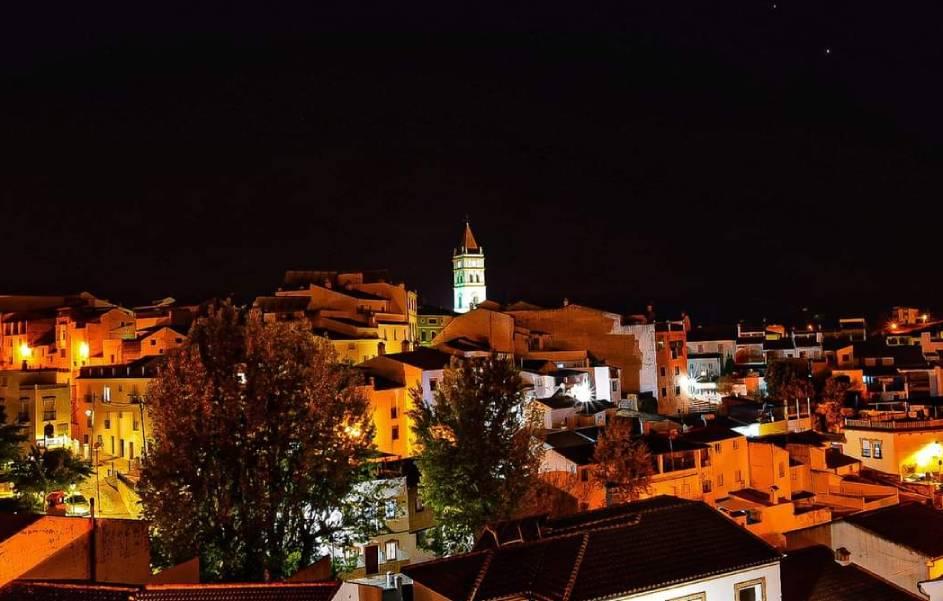Arriate con la torre de la parroquia de San Juan de Letrán iluminada